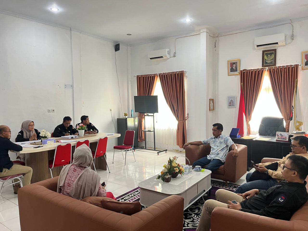 Rapat Pleno Rutin KPU Kabupaten Bengkulu Tengah Rabu, 08 Juli 2026